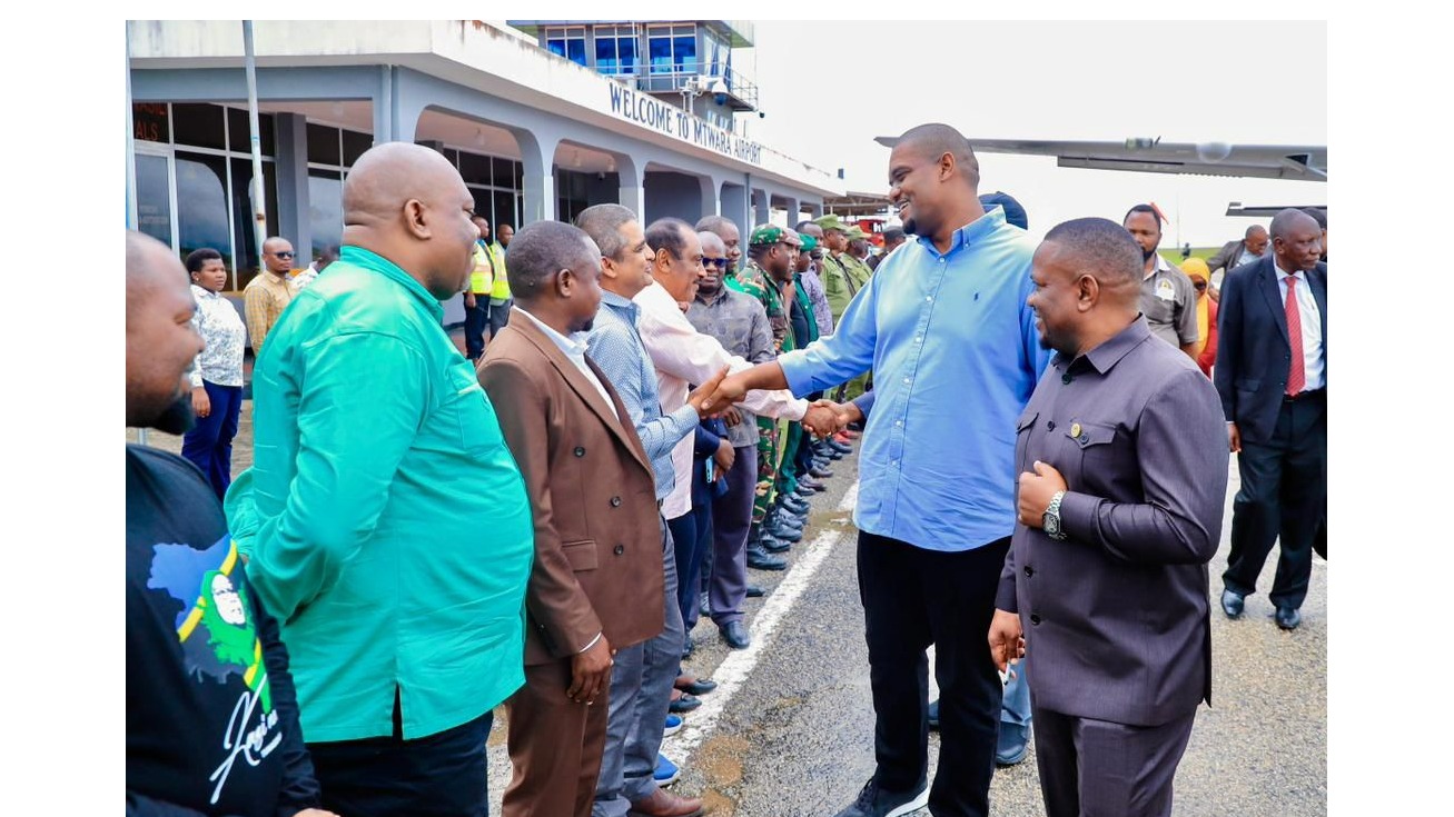 WAZIRI NDEJEMBI AWASILI MTWARA KWA ZIARA...
